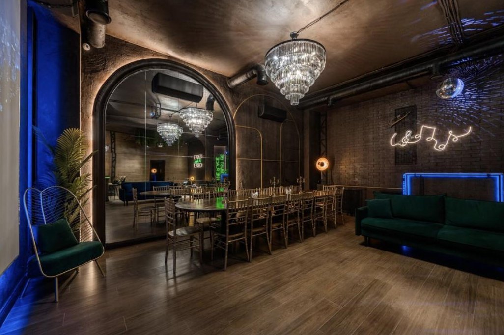Brown &mdash; private cinema room